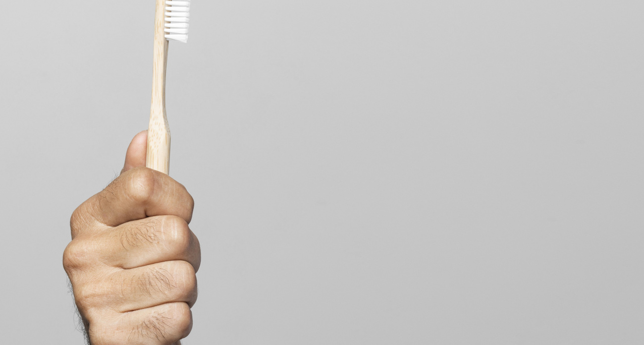 Опытные хозяйки давно взяли на вооружение этот трюк: соединяют 2 старые зубные щетки и забывают о проблеме — не спешите выбрасывать