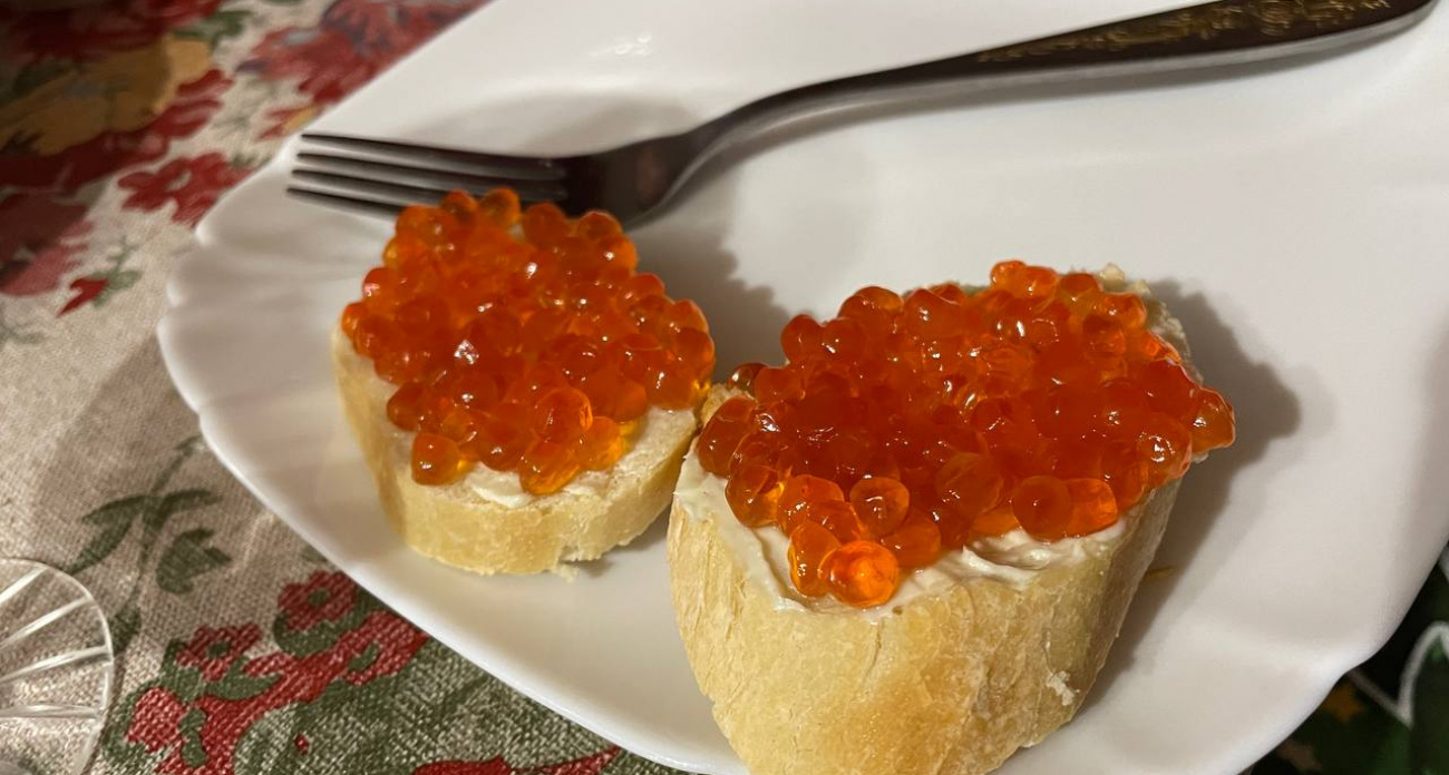 Хотел попробовать икру по доступной цене. Купил баночку за 129 рублей в «Пятёрочке» и обнаружил внутри совсем не то, что ожидал — рассказываю, что это было