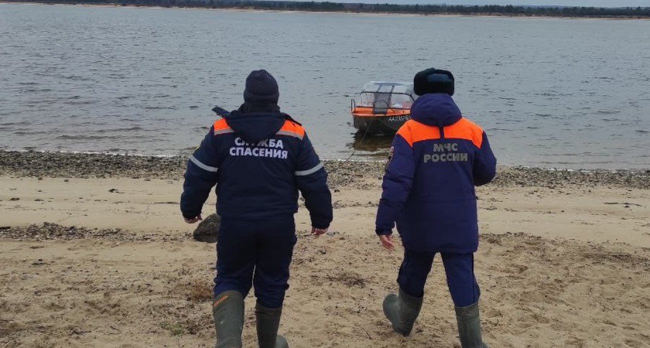 В Новочебоксарске спасатели и инспектор ГИМС в ходе рейдов напоминают горожанам о правилах безопасного поведения на воде