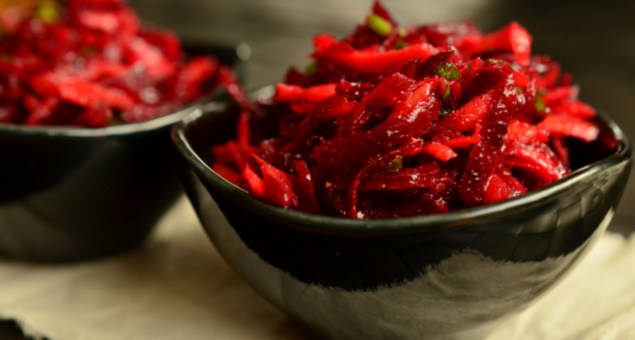 Закрываю свеклу по-осетински каждый год банками, но к весне всегда пусто – домашние съедают быстрее, чем я успеваю приготовить