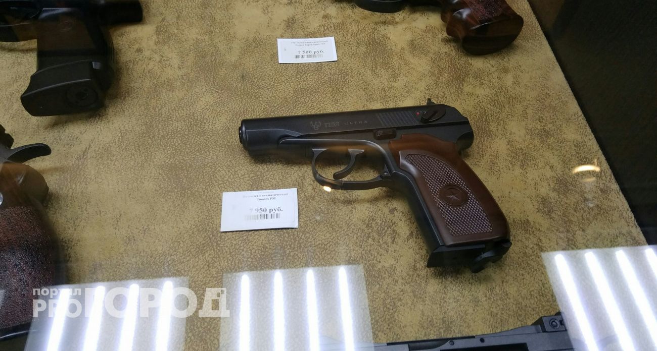 Новочебоксарца осудили за то, что он угрожал пистолетом сотруднику магазина