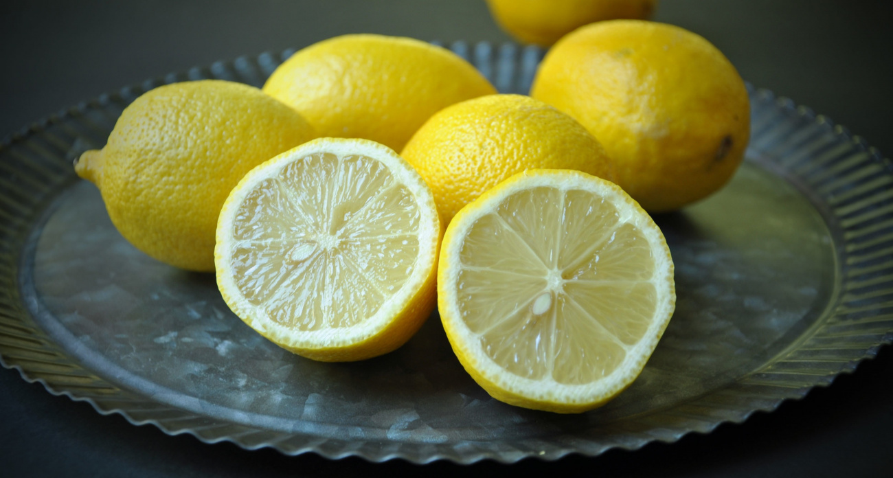 Как сохранить разрезанный лимон свежим на месяцы: один метод, который меняет все