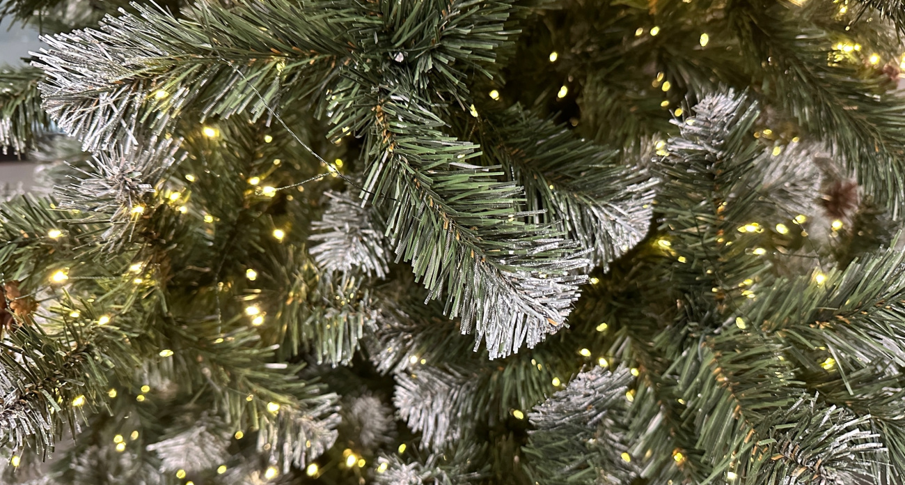 Огненная Лошадь в 2026 году: правила установки елки и секреты оформления дома для привлечения благополучия