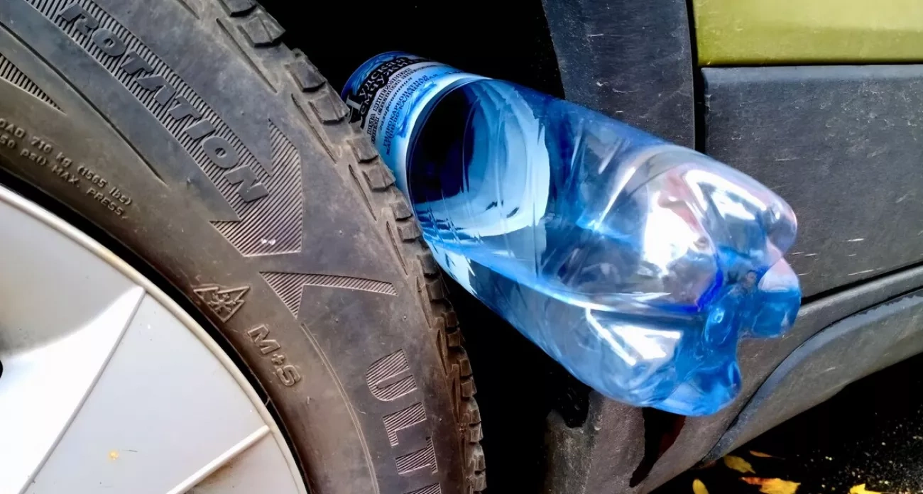 Заметили пластиковую бутылку у колеса автомобиля - немедленно звоните в полицию: какую опасность таит этот простой предмет