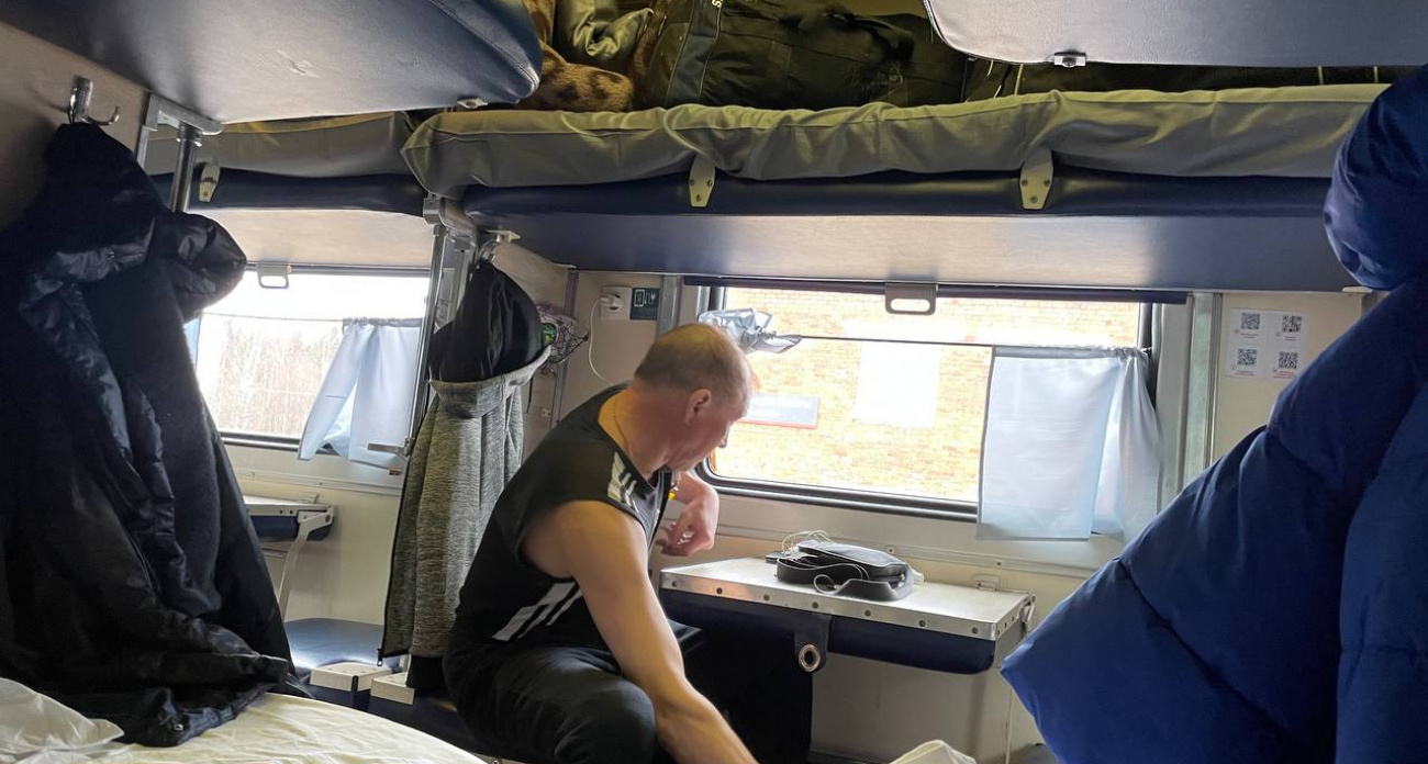 Оплатила все четыре места в купе для себя и ребенка, но проводница подселила троих незнакомых мужчин - когда РЖД начало так работать
