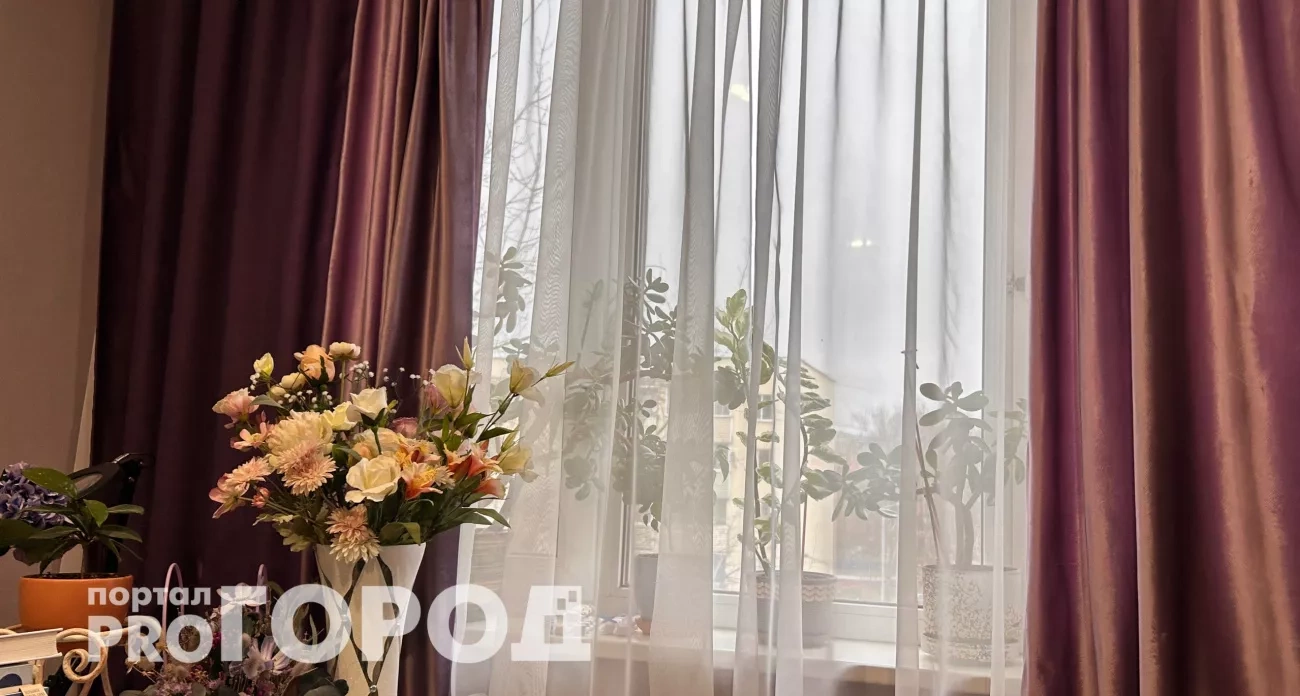 Забудьте про глажку: добавьте полколпачка в воду – и шторы распрямятся прямо на окне