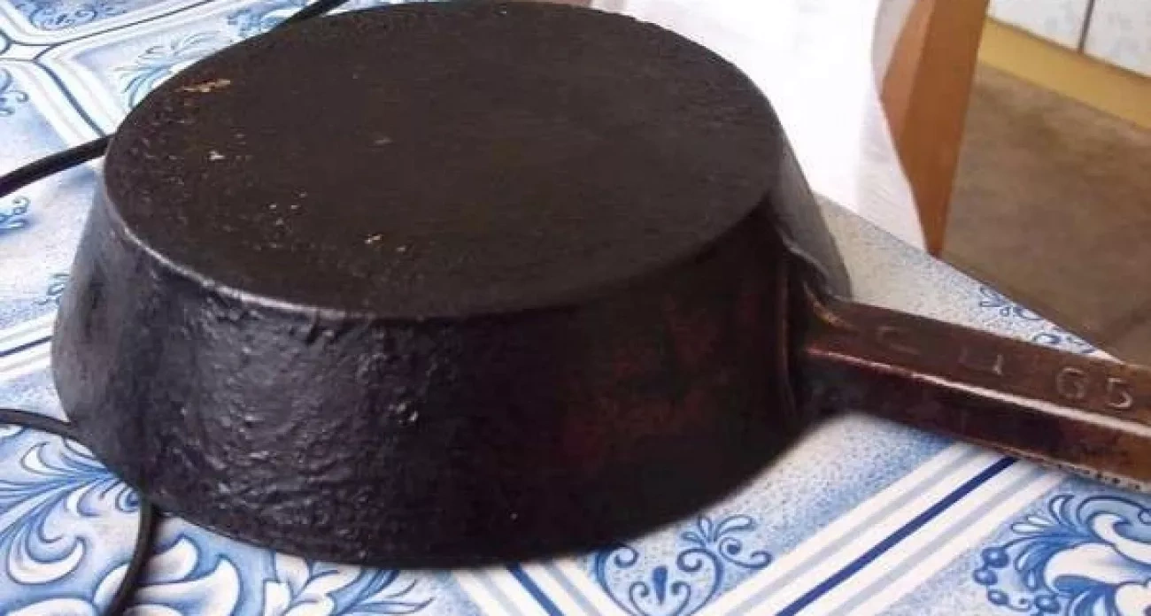 Слой грязи толщиной в десятилетие отпадает от кастрюли за один взмах руки, и всё благодаря копейкам из кухонного шкафа