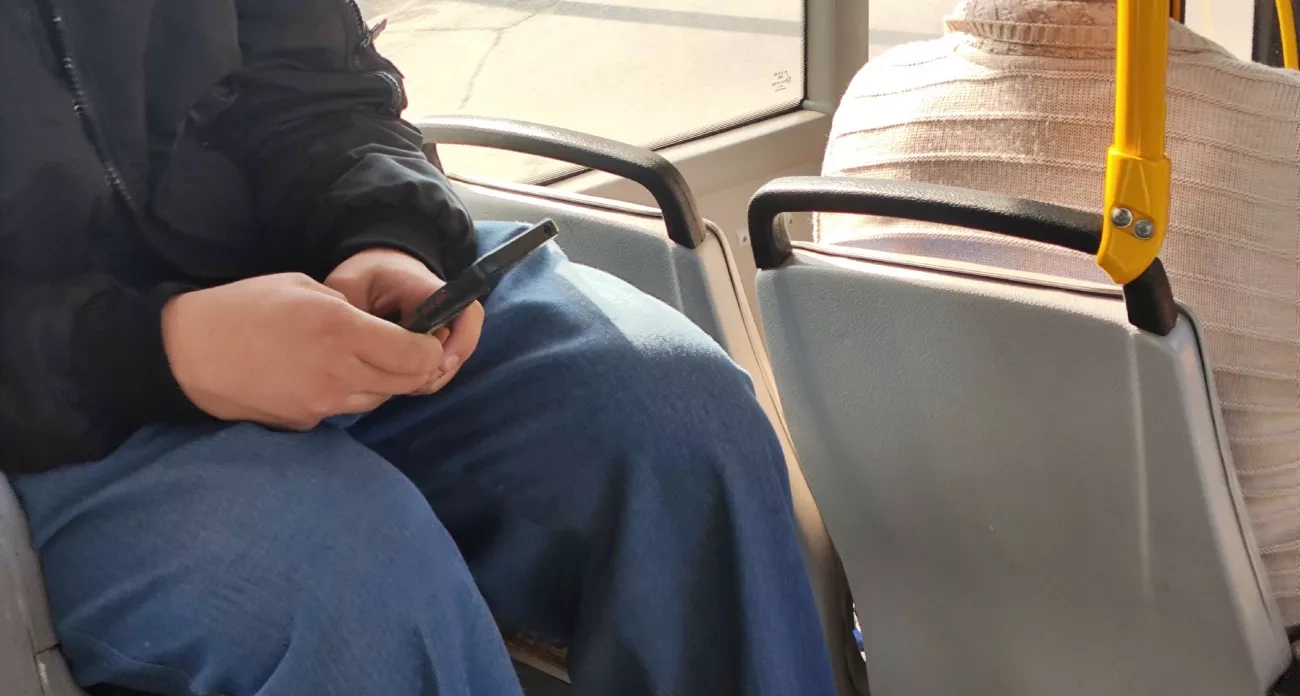 Эксперты рассказали, какие сообщения нужно немедленно удалить из телефона, чтобы избежать претензий банков и правоохранителей