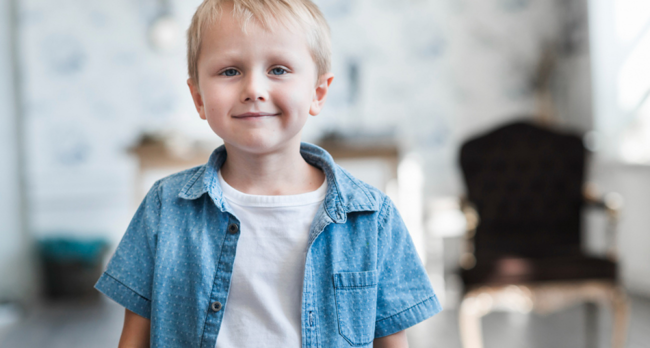 Древнее имя для мальчика, которое носили поколения: распространено от Востока до Запада, его корни уходят в значение «Божий приговор»