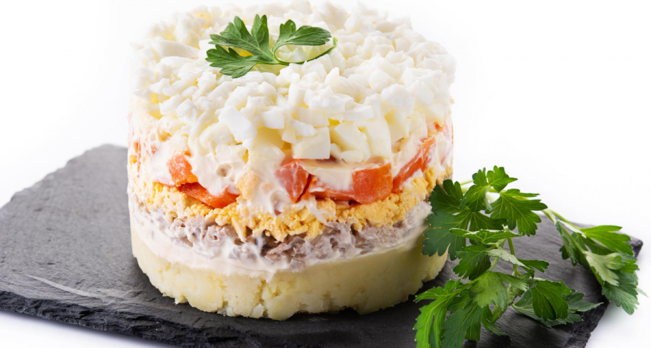 Слоеный салат «Принцесса» — мой секретный рецепт на праздничный стол: 6 простых слоев из продуктов, которые есть у каждого, а результат впечатляет гостей