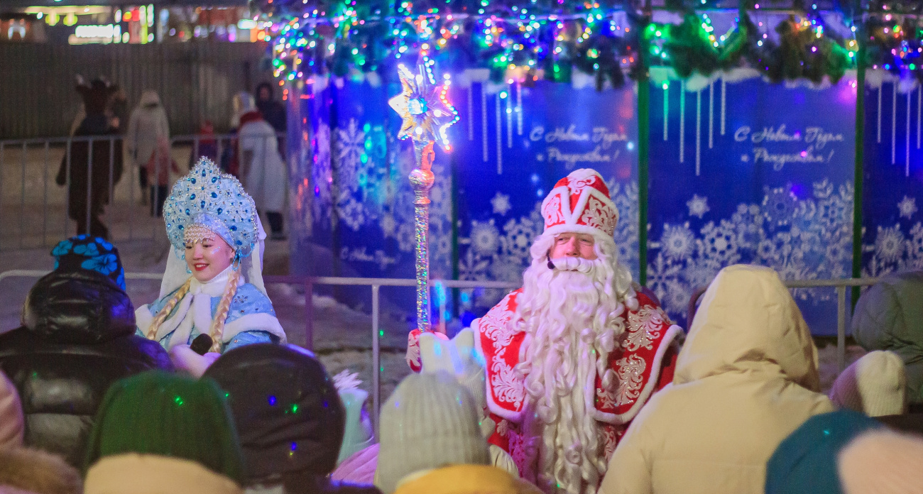 Песни, хороводы и сладкие подарки:в Новочебоксарске зажгли огни главной городской елки