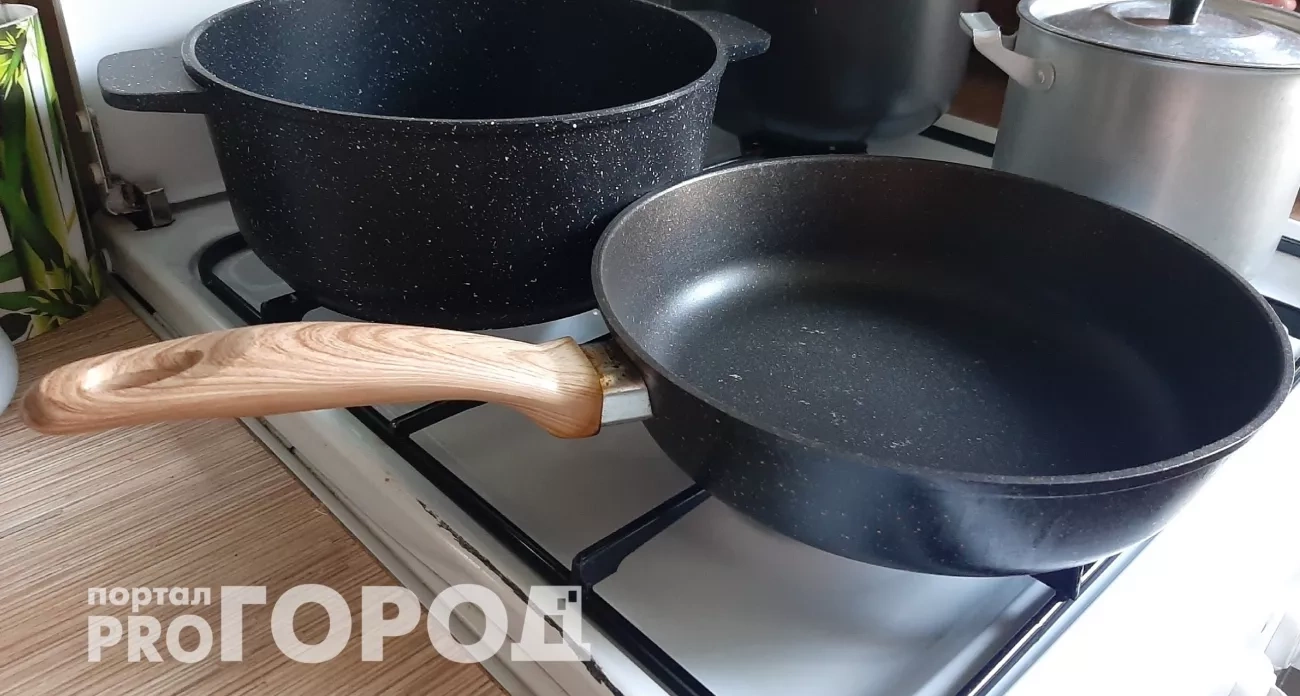 Посуда сияет после первого замачивания: старый метод, который используют в ресторанах для чистки сковород от нагара