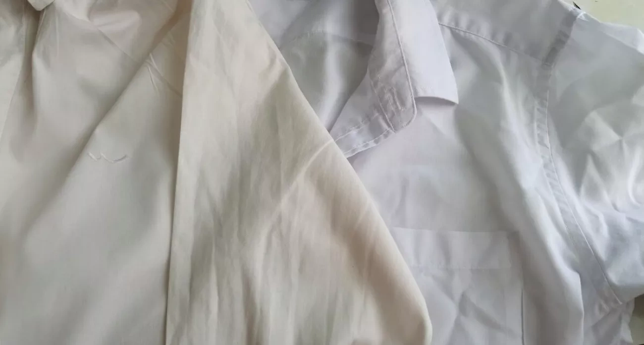 Отбелила все белье в доме за 30 рублей: метод, который работает с шнурками, рубашками и простынями