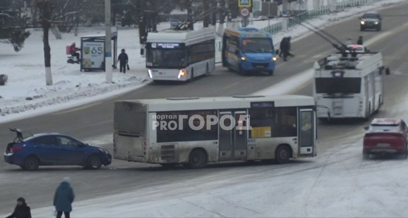 В Новочебоксарске легковушка столкнулась с межгородским автобусом