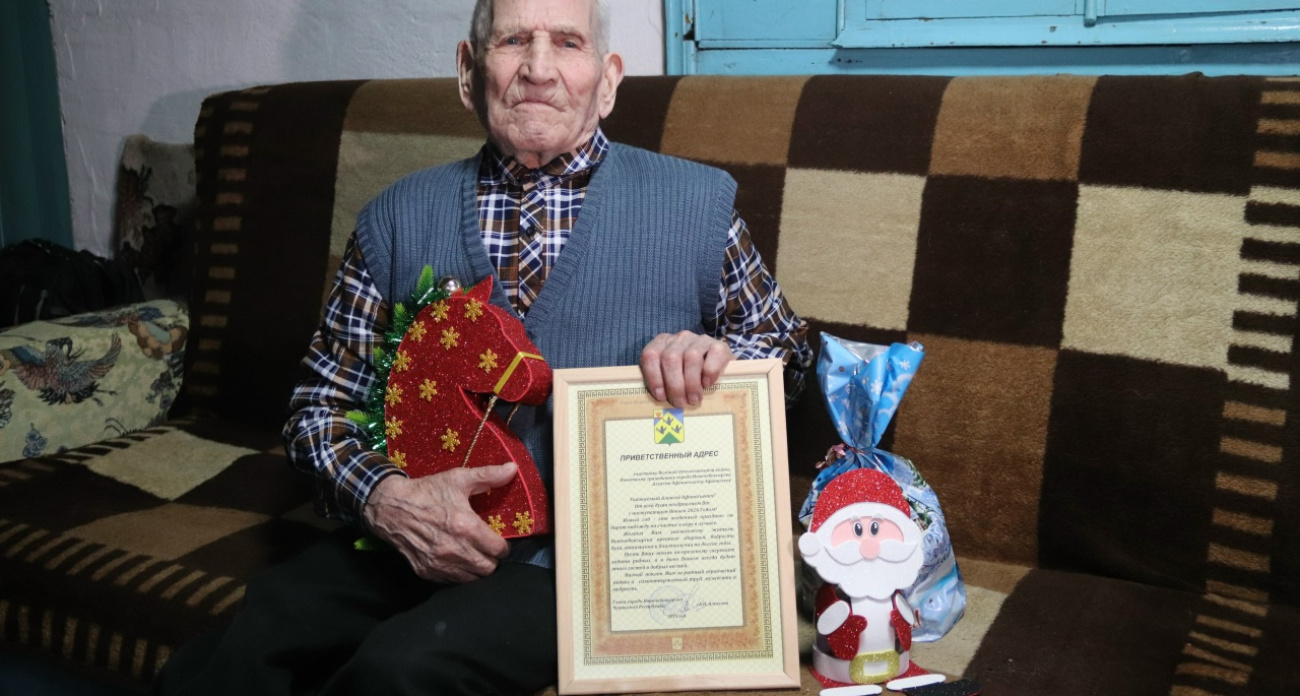 Дед Мороз и Снегурочка поздравили ветерана и почетного гражданина Новочебоксарска с Новым годом