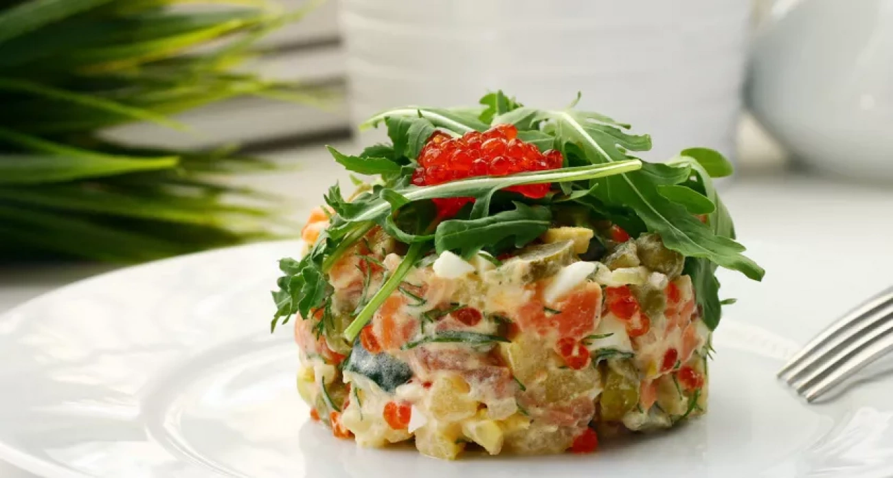 Модернизируем Оливье за 5 минут: 4 необычные заправки от профессионала — утончённые, с характером и под каждый стол