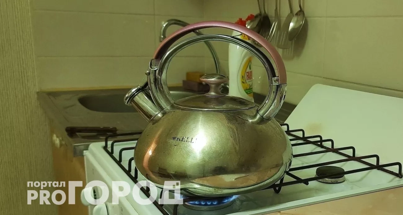 Один фрукт, который справляется с накипью в чайнике лучше любой химии: работает на слоях любого возраста