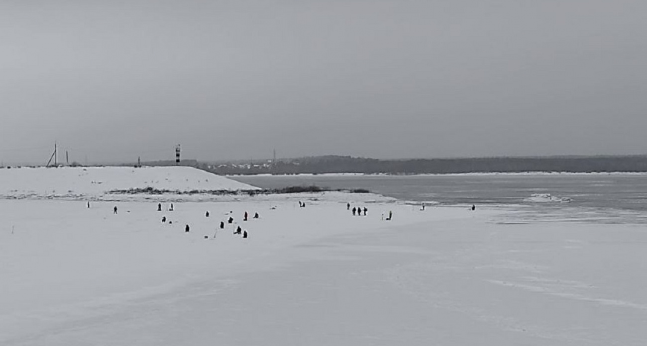 На Волге у Новочебоксарска рыбаки остаются в опасной близости от ледохода