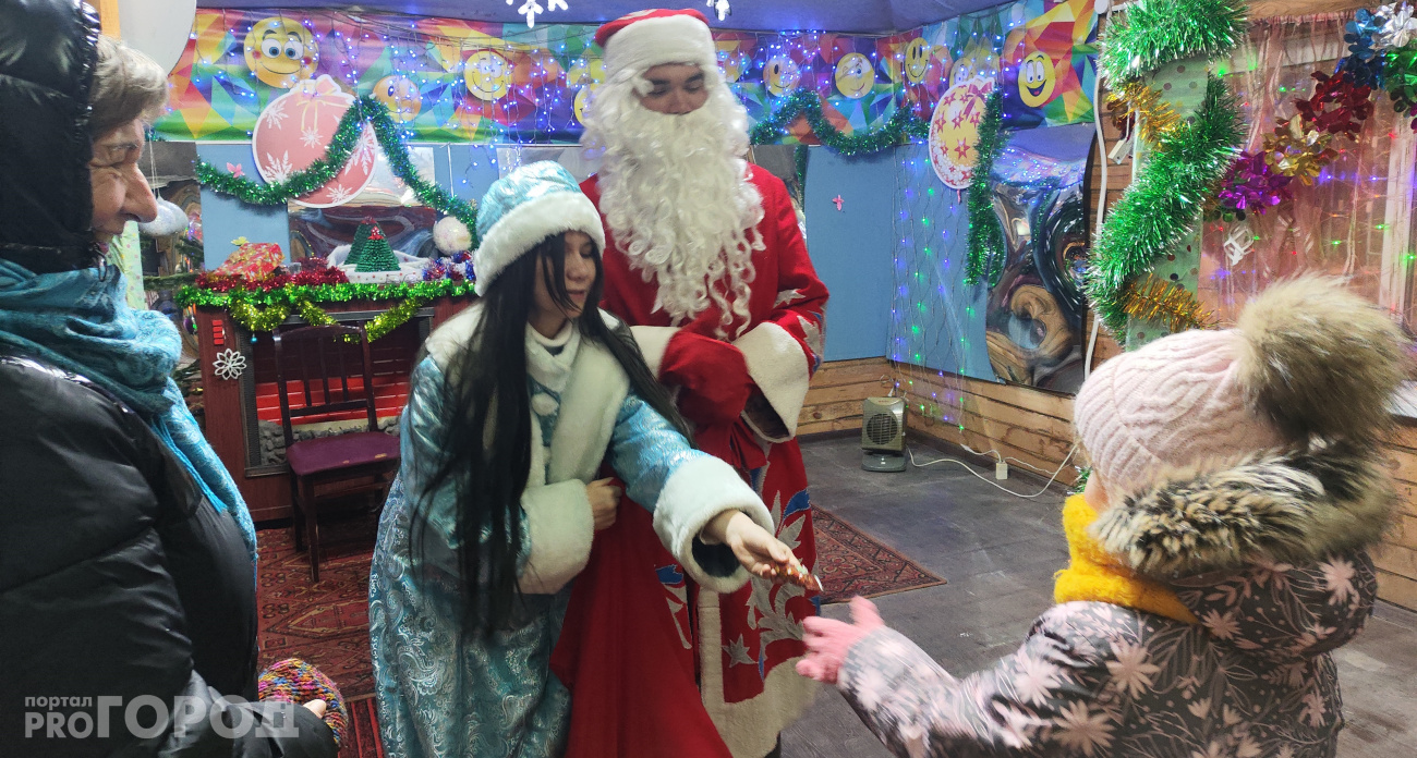 В новочебоксарской роще Дед Мороз и Снегурочка ждут гостей