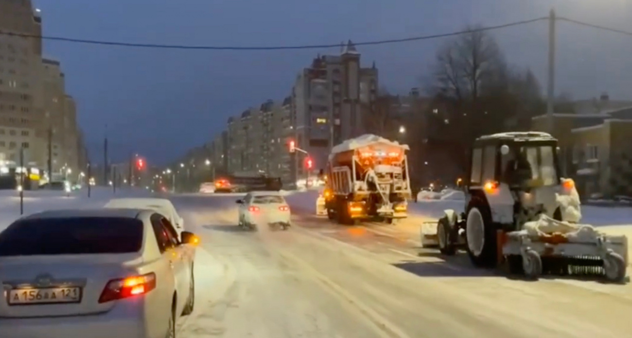 Ночью в Новочебоксарске чиновники проверяют, как чистят дороги от снега
