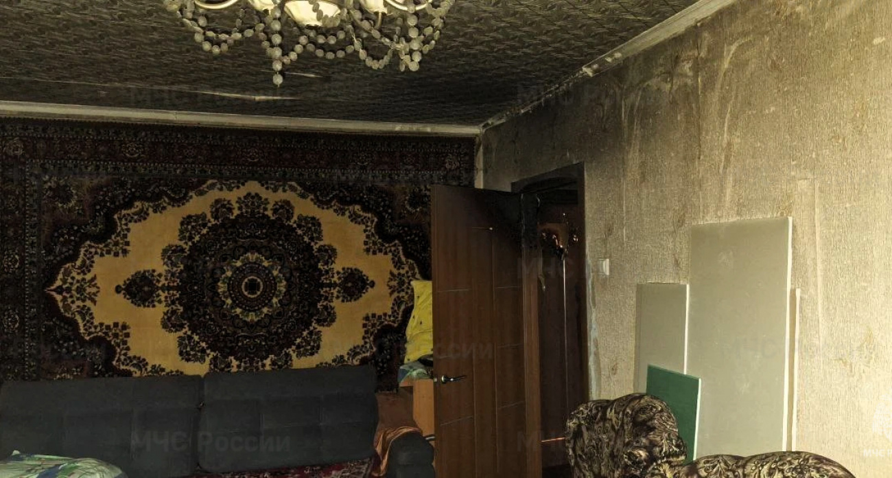 Пожарные спасли пожилую пару из горящей квартиры в Новочебоксарске