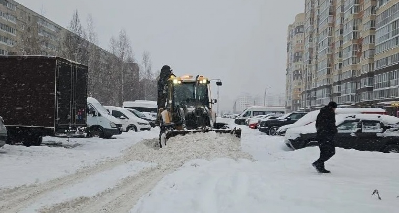 В Новочебоксарске коммунальщики продолжают круглосуточную уборку снега