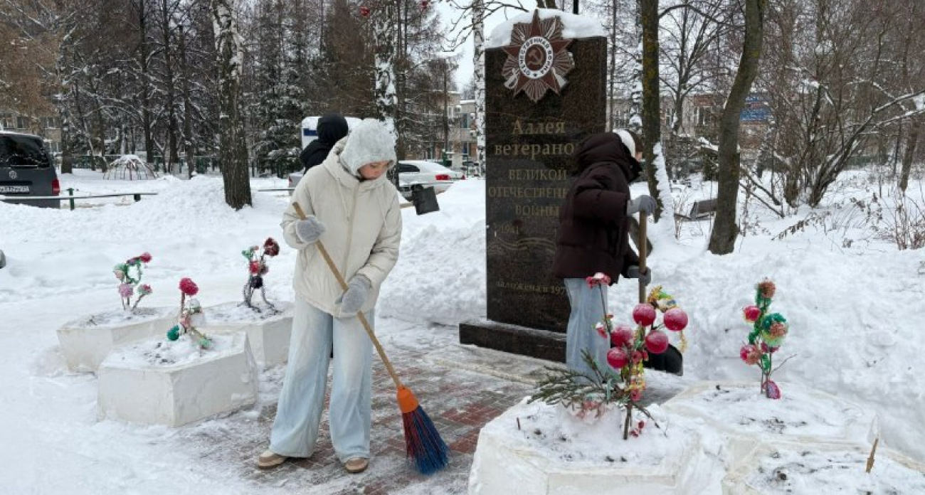 В Новочебоксарске школьники привели в порядок обелиск в честь ветеранов