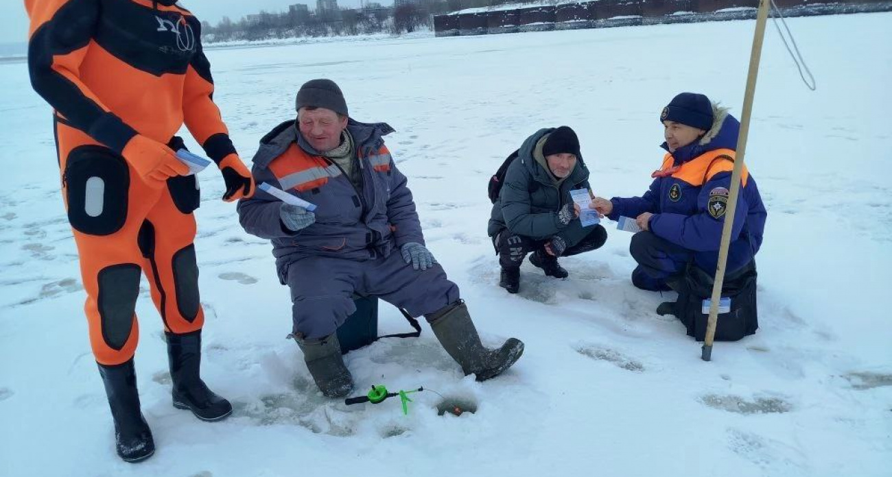 Рыбаки Новочебоксарска регулярно рискуют жизнью и здоровьем, выходя на лед: итоги рейдов спасателей