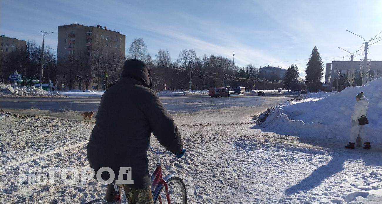 Неубранный снег во дворах Новочебоксарска связали с недостатком дворников