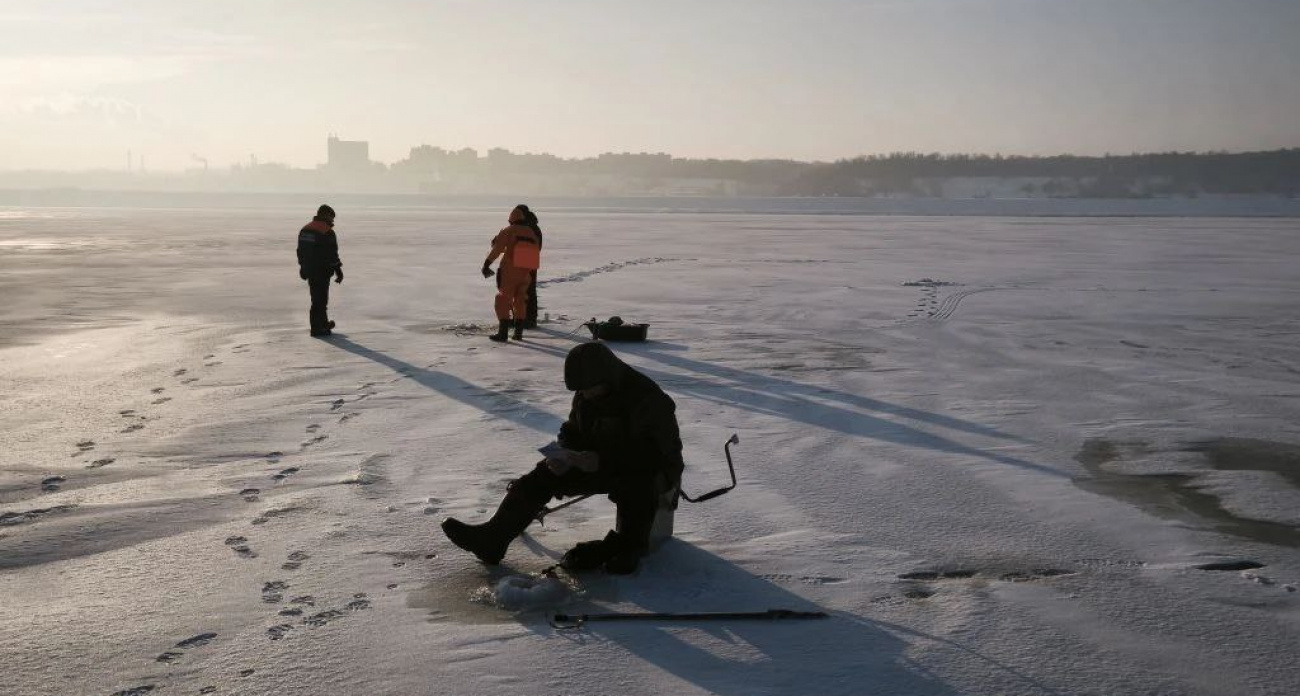 Красивые виды, но все еще опасный лед: новочебоксарские спасатели предупреждают рыбаков 
