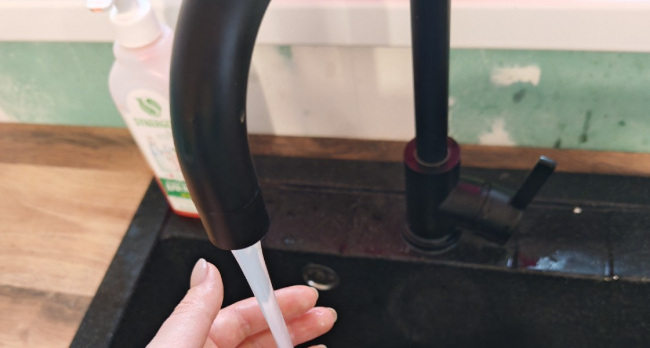 Белый налёт на кране — не просто грязь: кто на самом деле живёт в вашей ванной