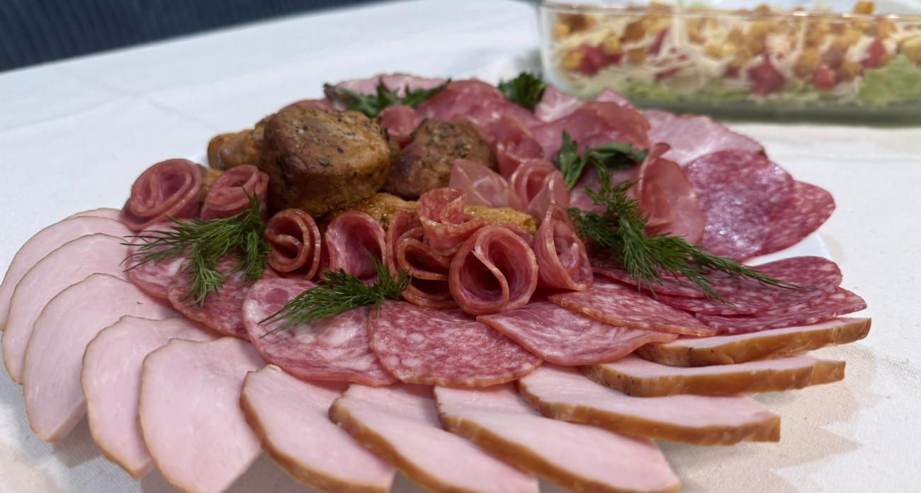 Замените магазинную колбасу на домашнюю: этот простой рецепт давно уже вкусно и выгодно