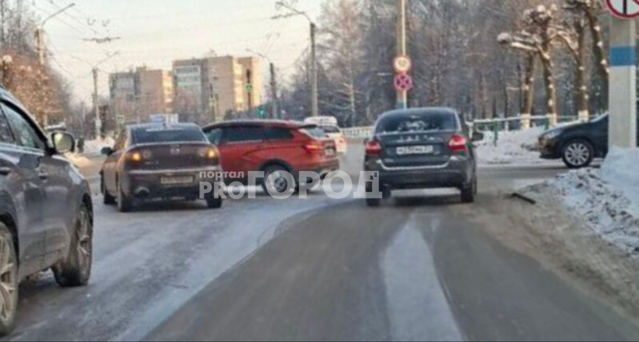 В Новочебоксарске столкнулись две легковушки: "Веста" выехала с улицы с односторонним движением на Винокурова