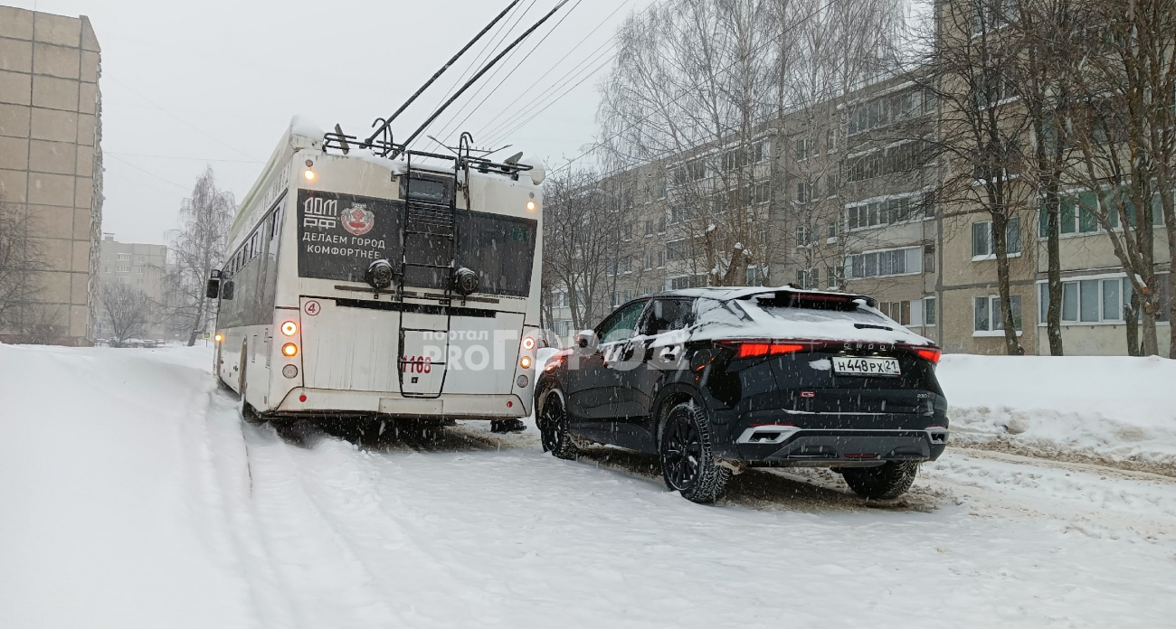 В Новочебоксарске на улице с односторонним движением столкнулись троллейбус и легковушка
