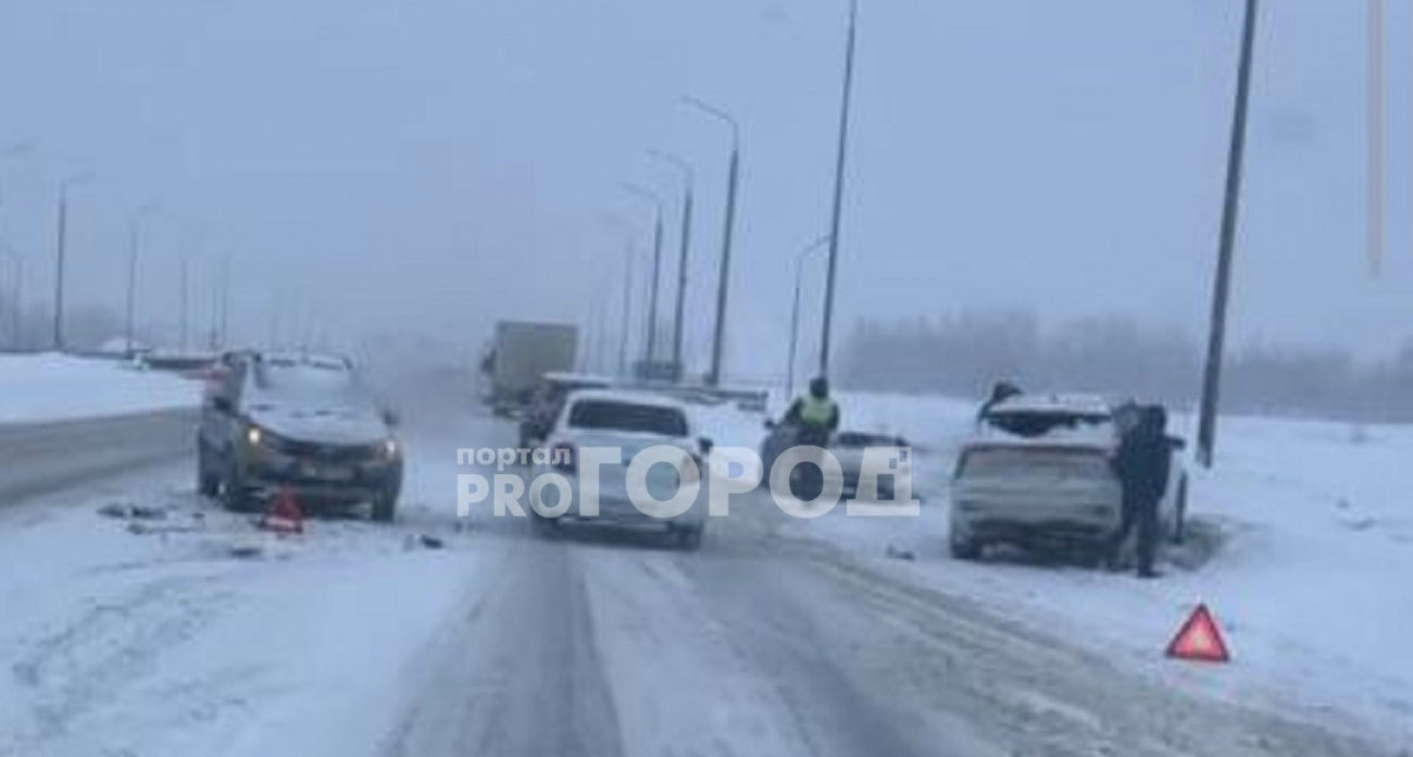 На въезде в Новочебоксарск столкнулись "китаец" и "Лада"