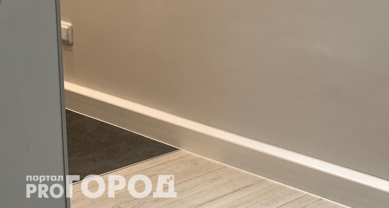 Плесень сдастся за неделю: какую пряность положить за плинтус, чтобы дом перестал сыреть