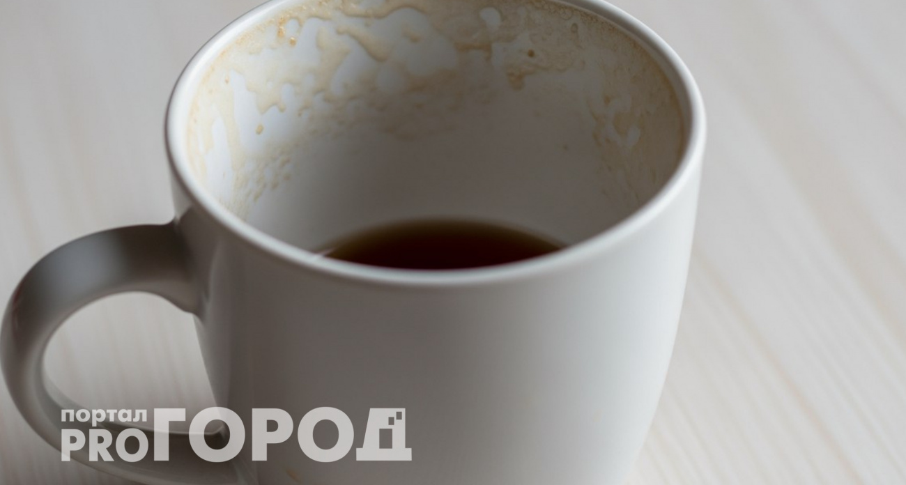 Забудьте про соду: простой способ убрать застаревший налет внутри кружки
