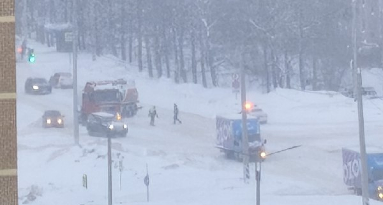 Во время снегопада в Новочебоксарске занесло бензовоз