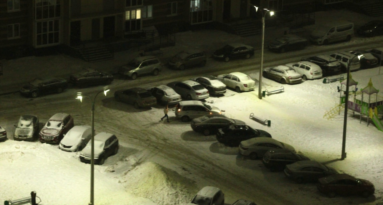 Опасное заблуждение, которое дорого обходится водителям: почему нельзя оставлять машину под снегом