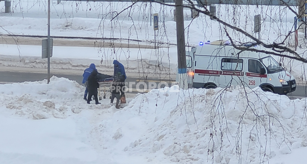 В Новочебоксарске женщину отвезли в больницу на скорой из-за падения: переходила дорогу