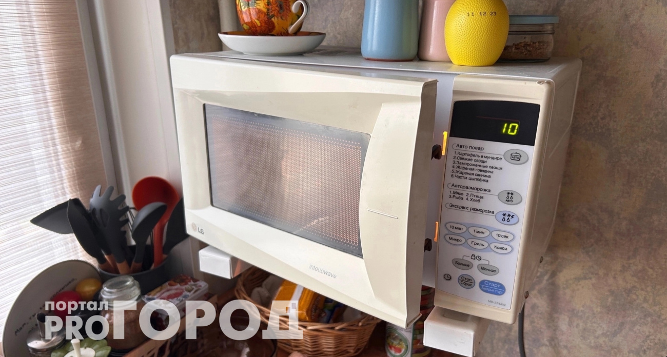 Производители не расскажут: просто нажмите три кнопки на микроволновке, и она очистится от жира сама