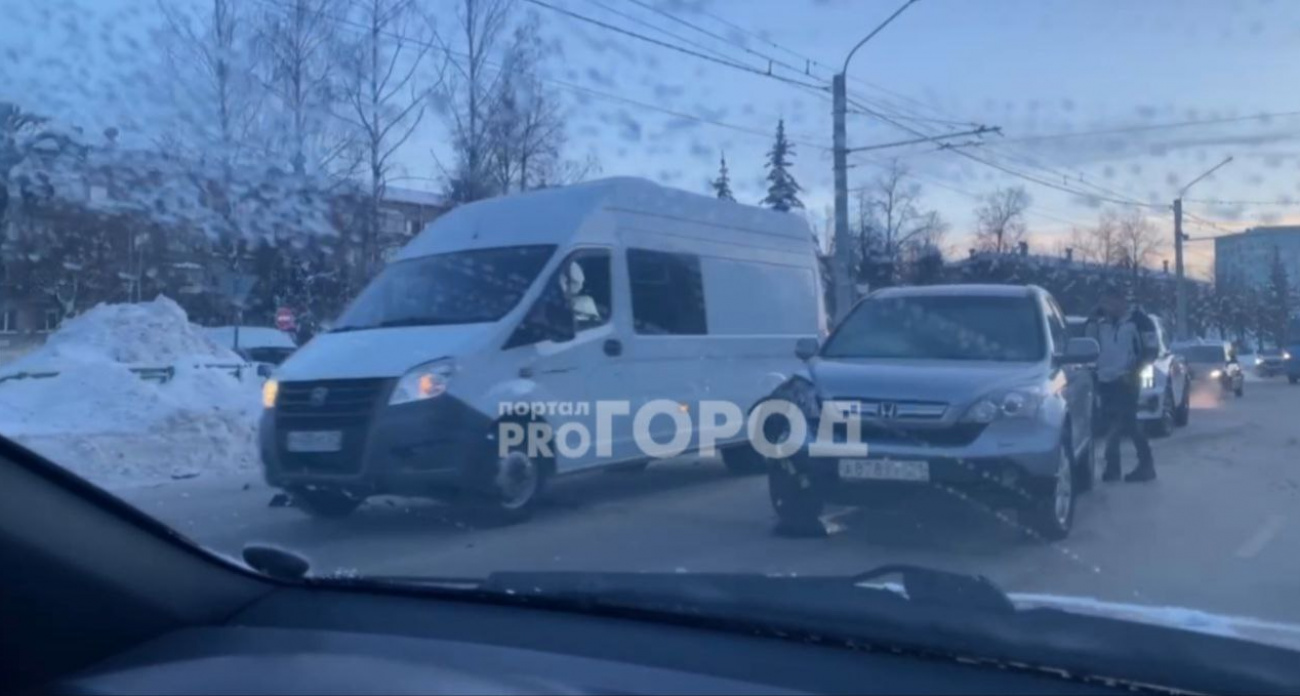 Столкновение трех ТС и отключение отопления в школе: главные новости за 6 февраля в Новочебоксарске