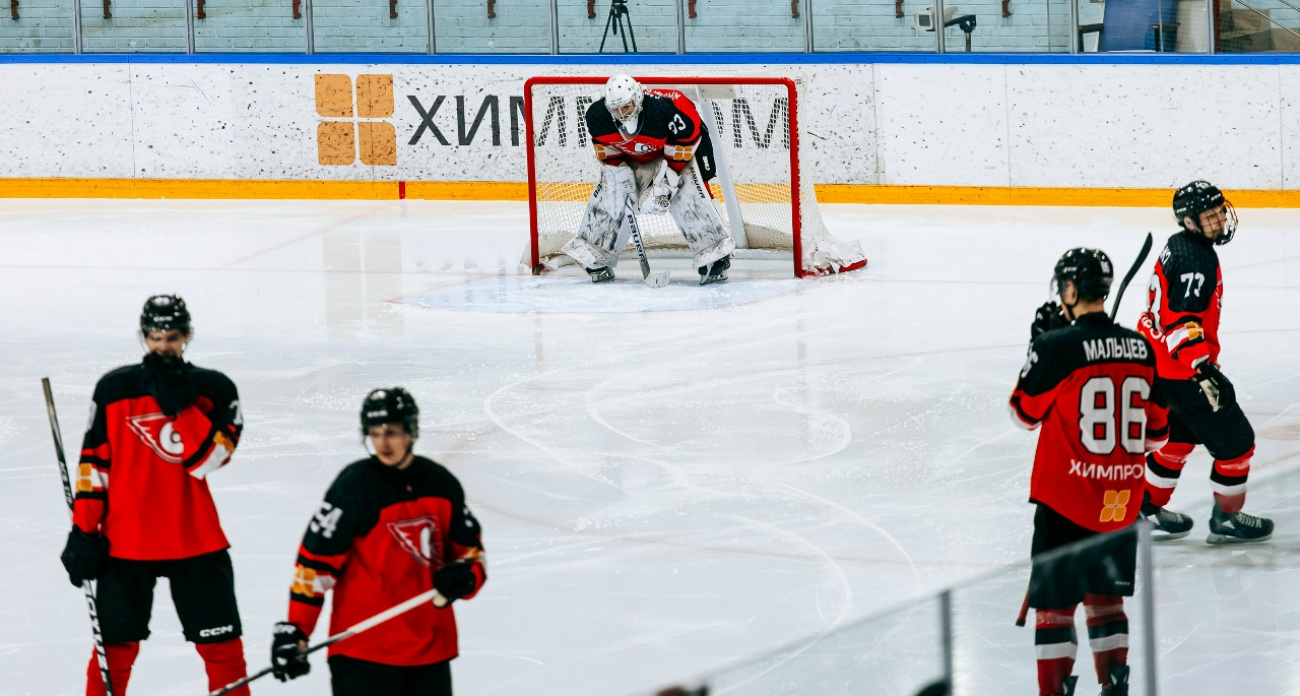 В Новочебоксарске проходит серия матчей "Сокол" - "Самара": первый матч соколы выигрывают всухую