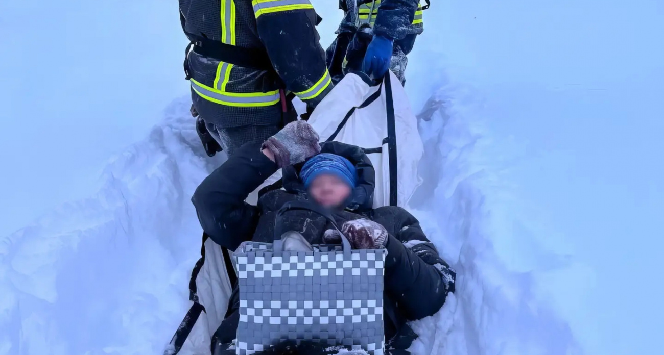 В Новочебоксарске застрявшую в снегу дачницу спасатели выволокли на носилках