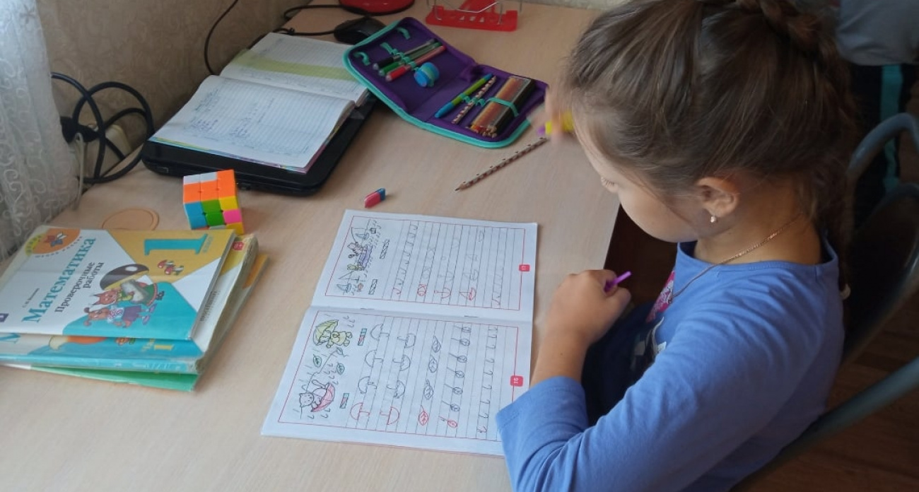 Слёзы мам и горы тетрадей: в Госдуме предложили отменить оценки за домашку