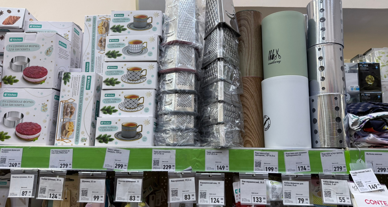 Забежали в Фикс на пять минут, вышли с полными пакетами: новая партия посуды, химии и книг уже на полках