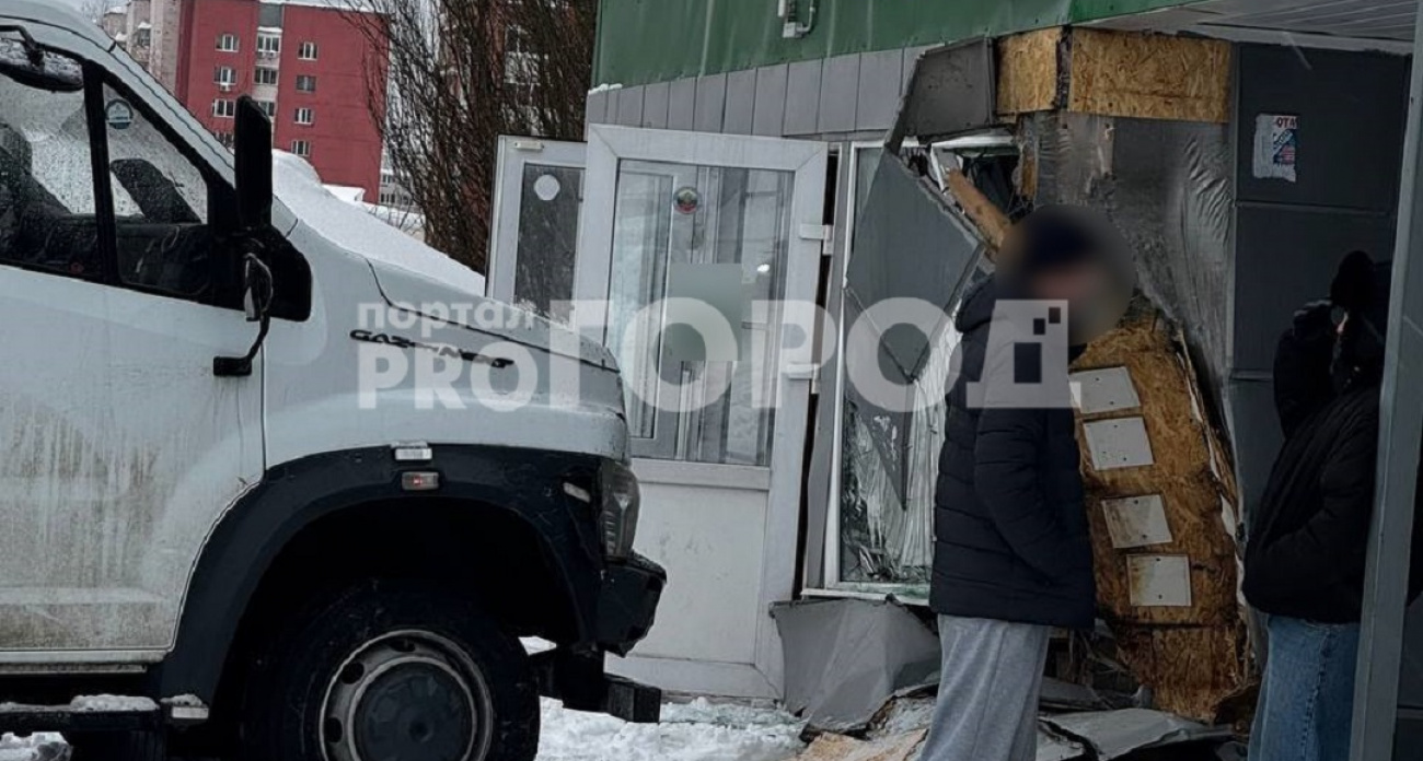 В Новочебоксарске "ГАЗон Некст" въехал в торговый павильон на остановке 