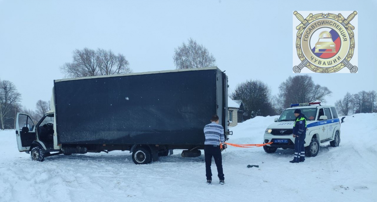 За минувшие выходные дорожные инспекторы Чувашии трижды выручили водителей, застрявших в снегу