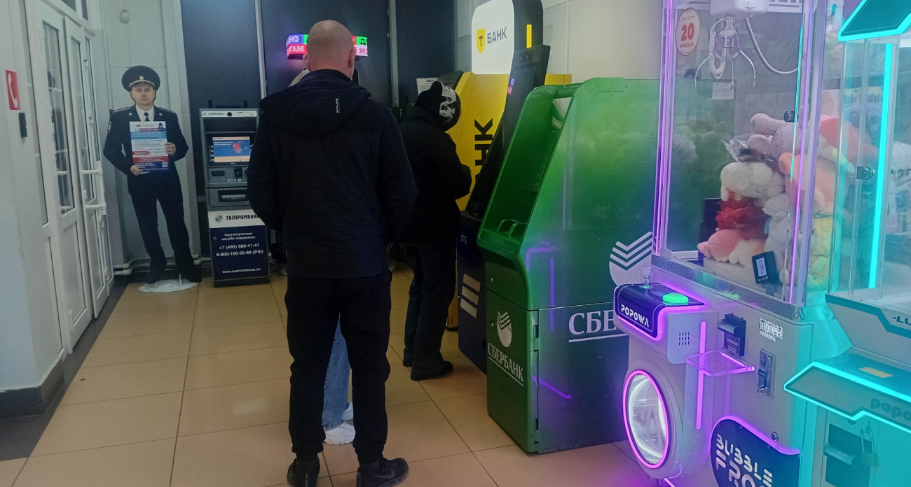 Деньги исчезают сами собой: кто и зачем списывает деньги с давно забытых банковских карт