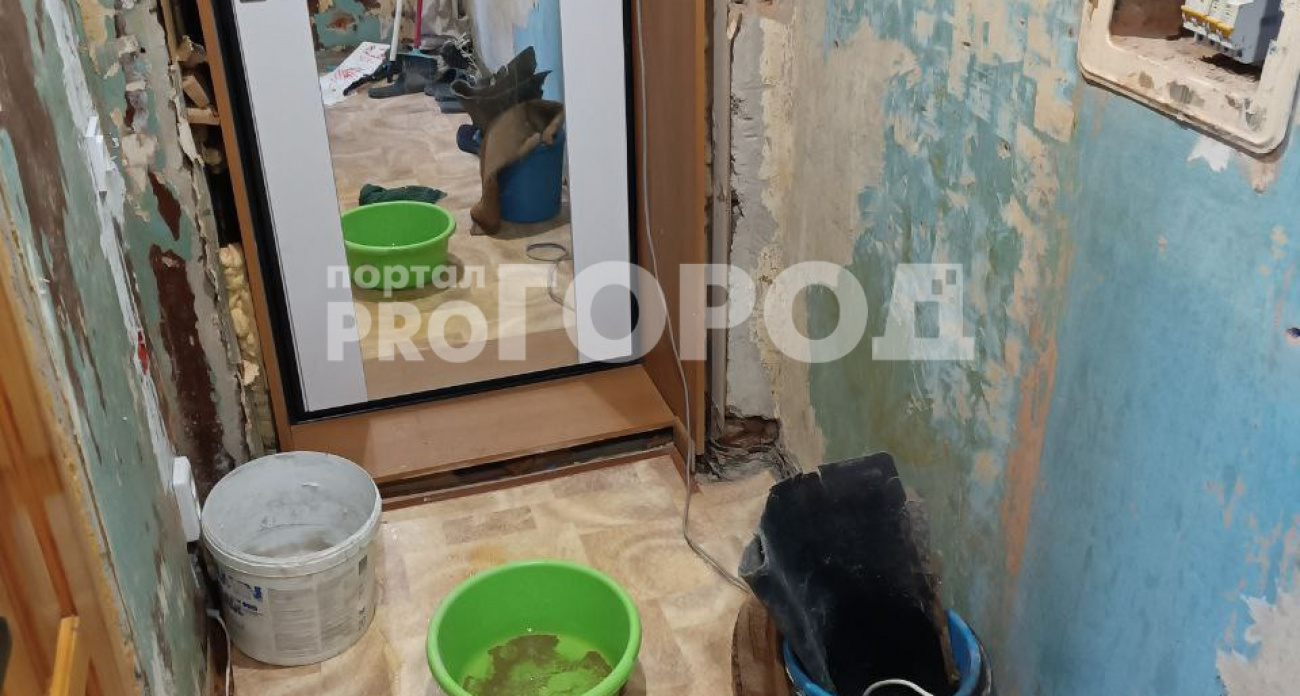 Новочебоксарцы жалуются на текущие крыши: "В квартиру без зонта войти невозможно"